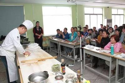 瓦房店市總工會(huì)職工再就業(yè)技能培訓(xùn)中心2017年第二、三期班中式面點(diǎn)班火熱進(jìn)行中